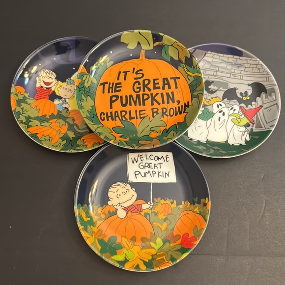 PEANUTS Halloween It's The Great Pumpkin Charlie Brown Set Of 4 Appetizer Plates - Picture 1 of 6